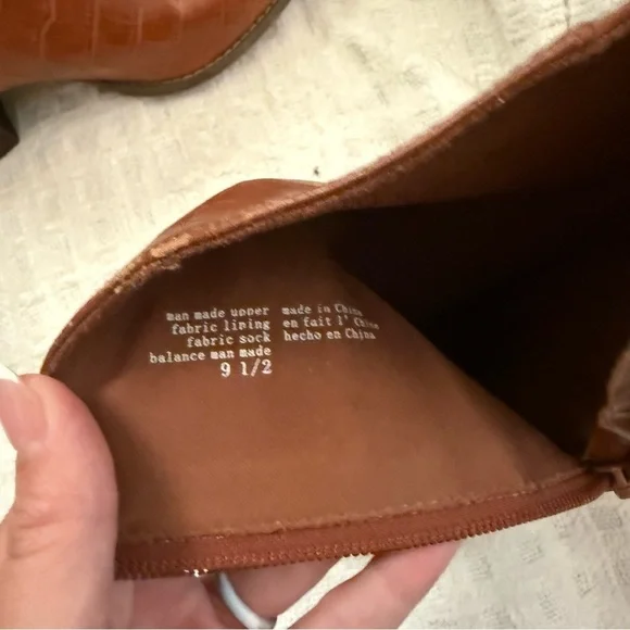 Melrose Ave Women’s Faux Leather Block Heel Side-Zip Pointed Toe Booties - Picture 4 of 12